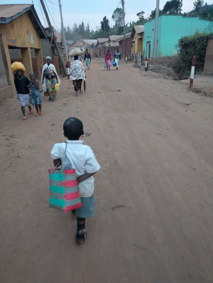 Un niño pasea por el poblado. Las marcas blancas en la cabeza son un símbolo de desnutrición severa